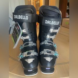 Women’s Dalbello Ski Boots: Size 24/24.5